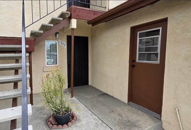 Building Photo - 1702 E 7th St