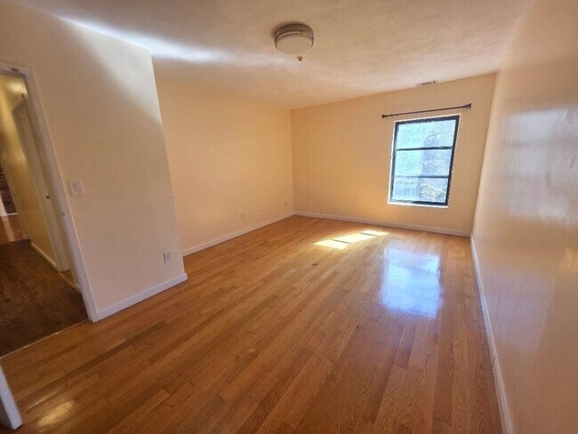 Building Photo - 123 Elm St