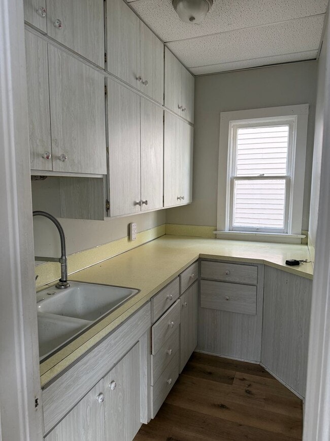 Building Photo - 1305 S 12th St