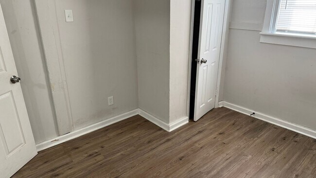 Building Photo - 3201 Perth St