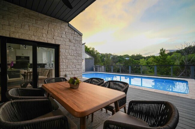 Building Photo - 1716 Bartoncliff Dr