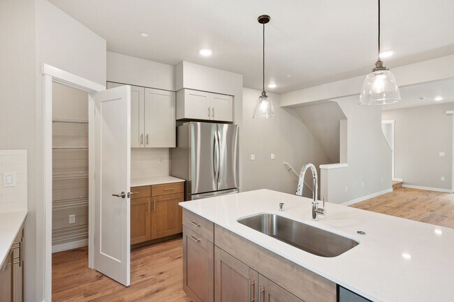 Building Photo - NEW Bothell Townhome | 4 Bedroom | $3,900