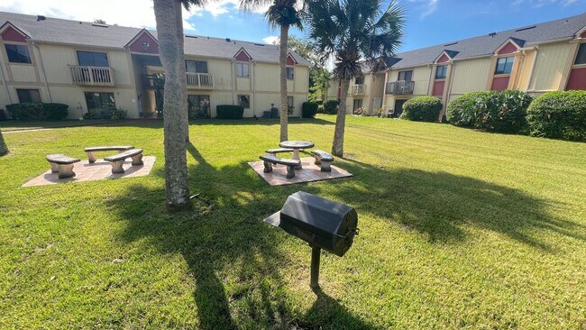 Building Photo - Cozy 2 BD/ 2 BA Apartment in Palm Bay! Washer and Dryer INCLUDED!