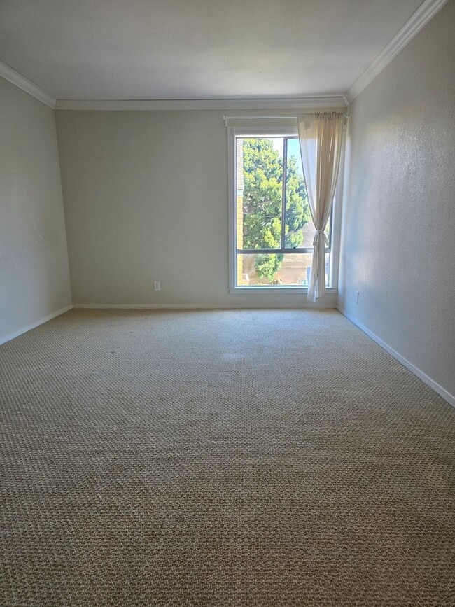 Building Photo - Tri Level Townhouse located in a Gated Com...