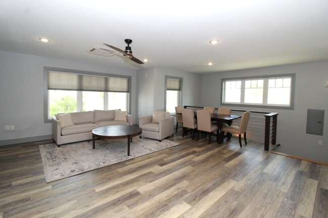 Building Photo - 400 SW E St