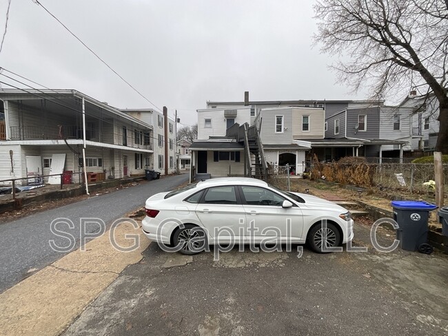 Building Photo - 152 Lincoln St