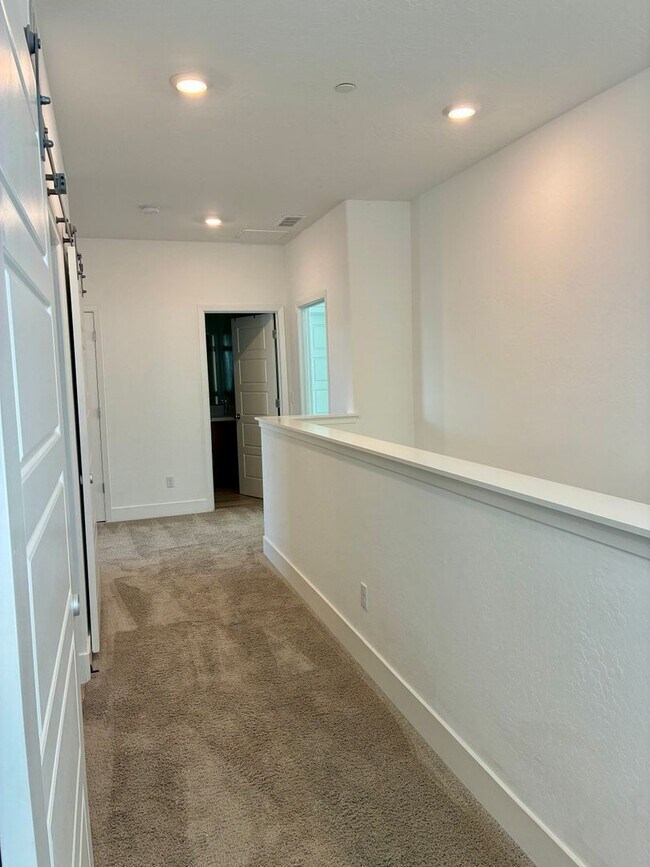 Building Photo - 2846 E Tamarind Dr