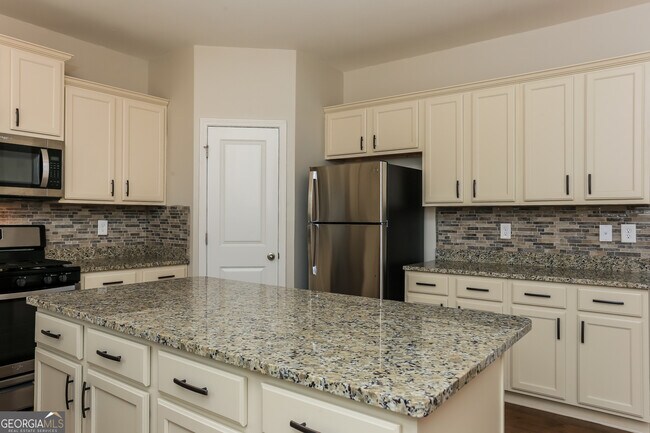 Building Photo - 32 Maple Grove Dr