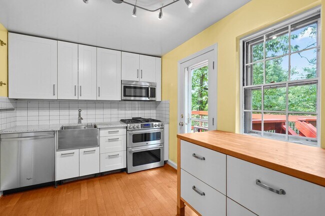 Building Photo - 2 Bed 1 Bath - Takoma Park Cottage- Large ...