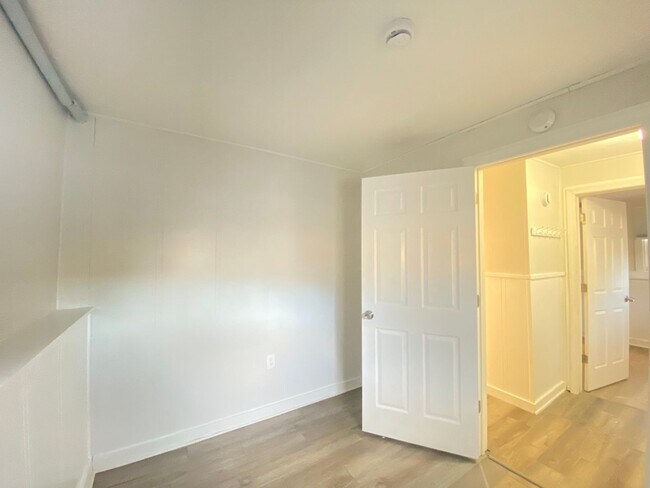 Building Photo - 30 Thorwald Ave