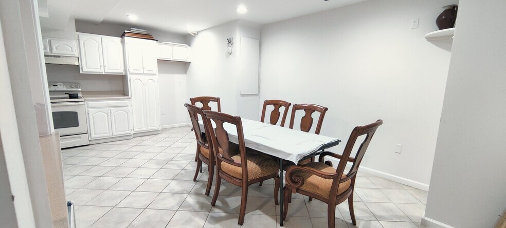 Building Photo - 332 Greenhill Way