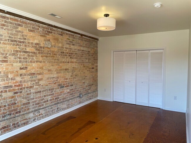 Building Photo - 1416