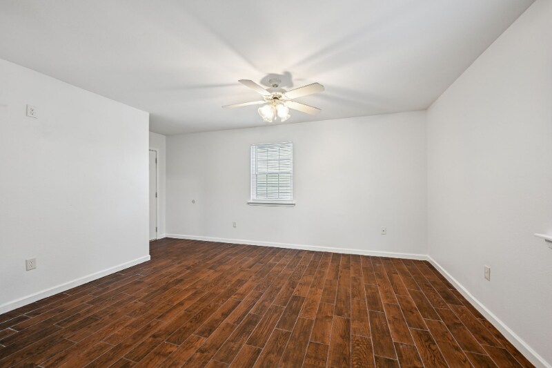 Building Photo - 713 Heavens Dr