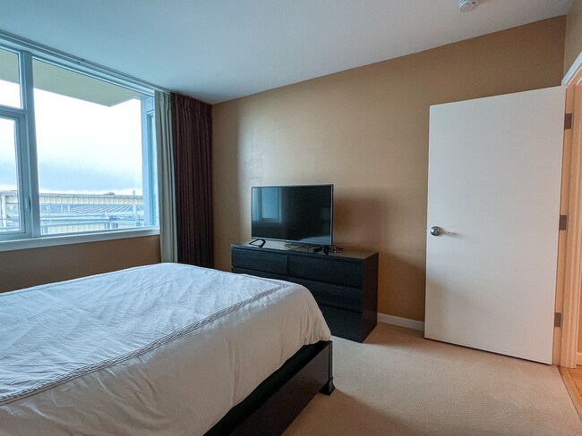 Building Photo - Beautiful 1 Bed 1 Bath Waterfront Condo w/...