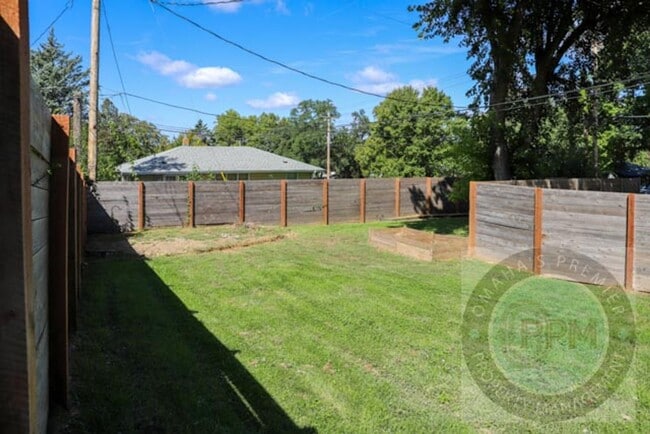 Building Photo - Move In Special  $600.00 off the Deposit!!...