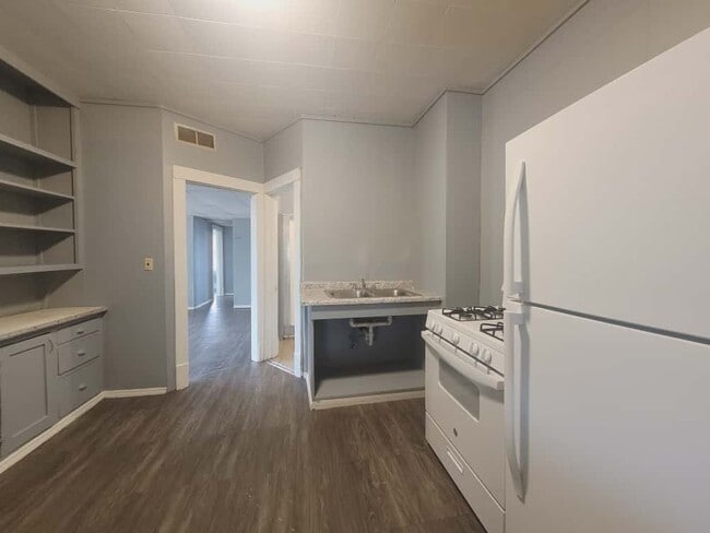 Building Photo - 424 1/2 N Wheeler Ave