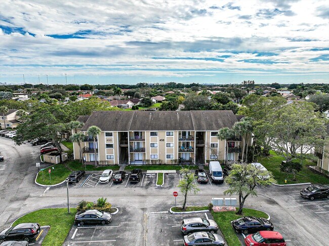 Building Photo - 450 Palm Cir W