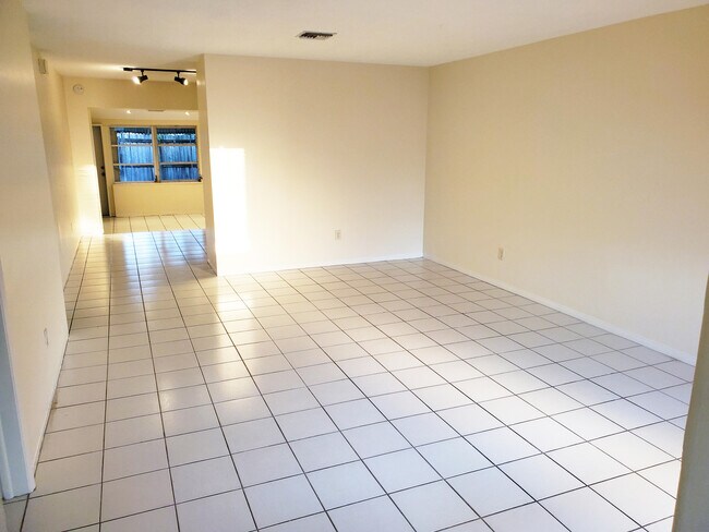 Building Photo - 5150 NE 17th Terrace