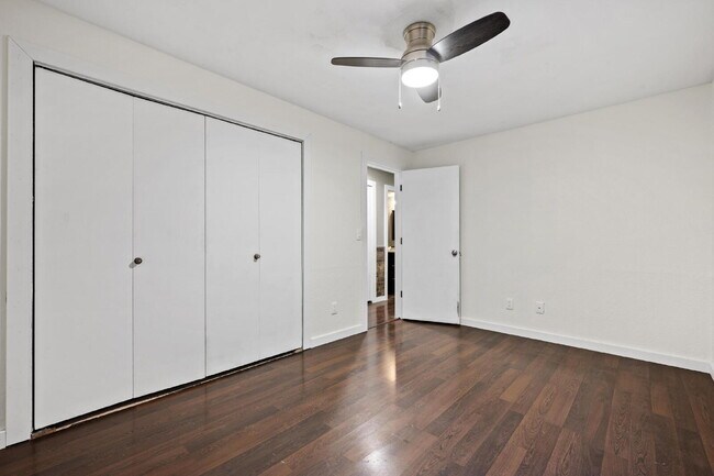 Building Photo - "Spacious 5-Bedroom Haven with 3 Full Bath...