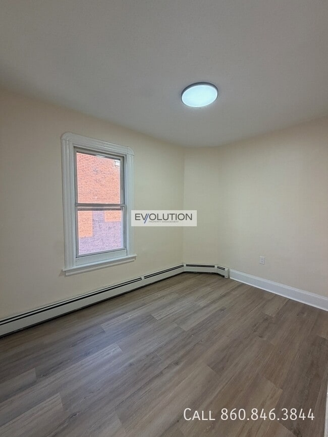 Building Photo - 906-908 Park St-3E