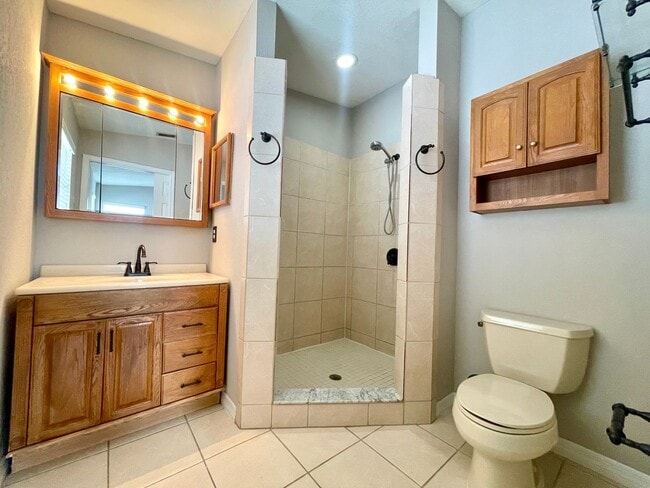 Building Photo - 3/2 ALAFAYA WOODS ADORABLE HOME in OVIEDO!