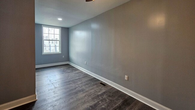 Building Photo - Must See!