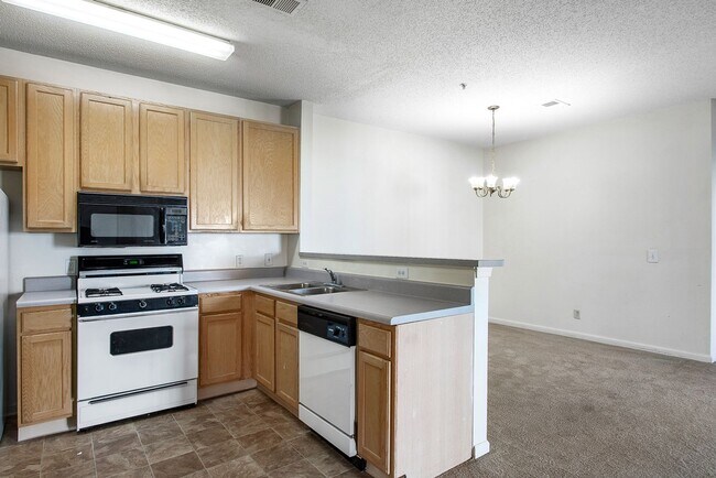 Building Photo - Spacious & Bright Condos Located in Glen A...