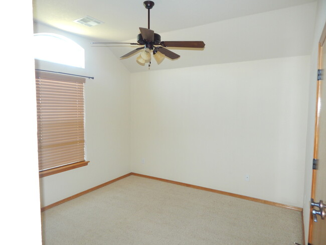 Building Photo - Great Home in Edmond School District + Ref...