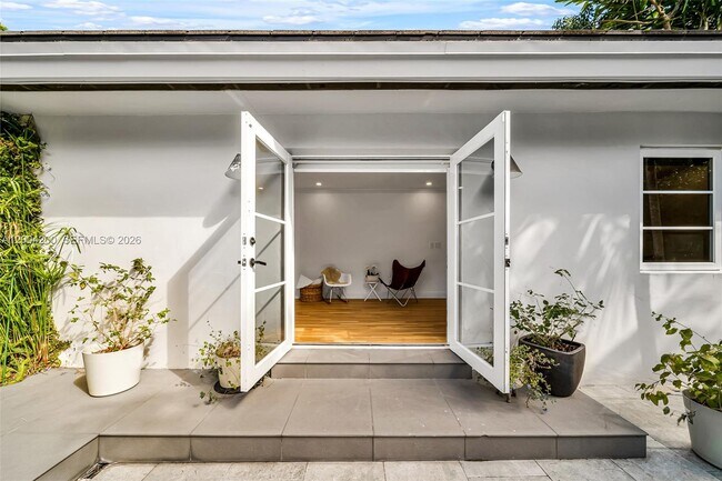 Building Photo - 1010 Placetas Ave