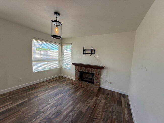 Building Photo - 635 Aliento Way