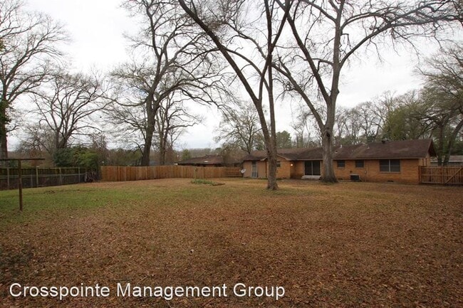 Building Photo - 2725 Tanglewood Dr