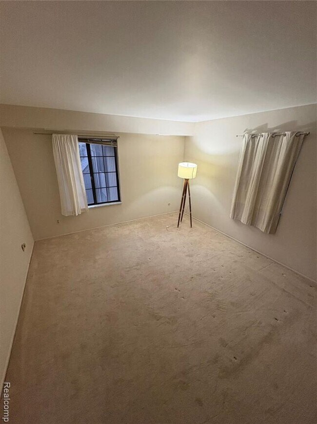 Building Photo - Beautiful Condo in Rochester Hills