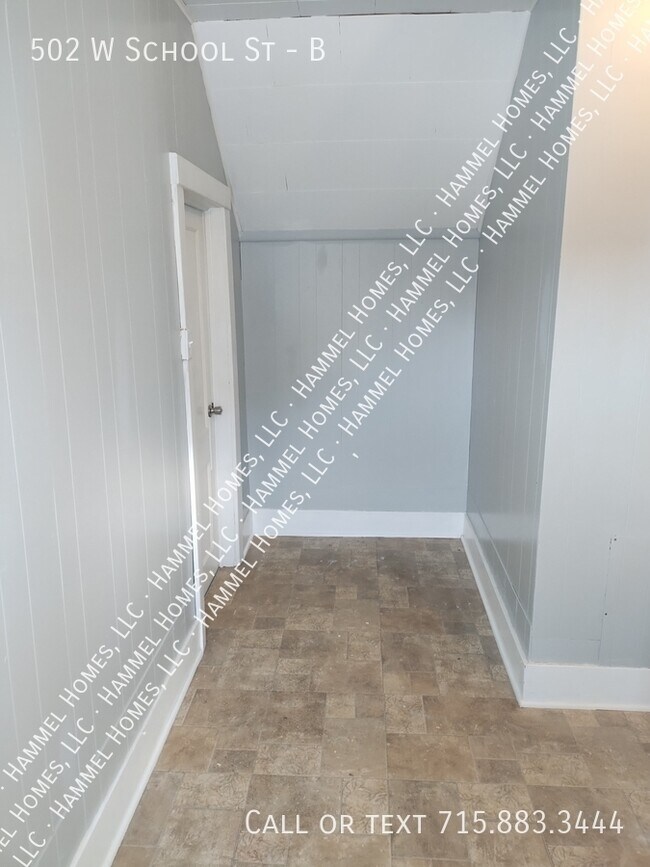 Building Photo - 502 W School St