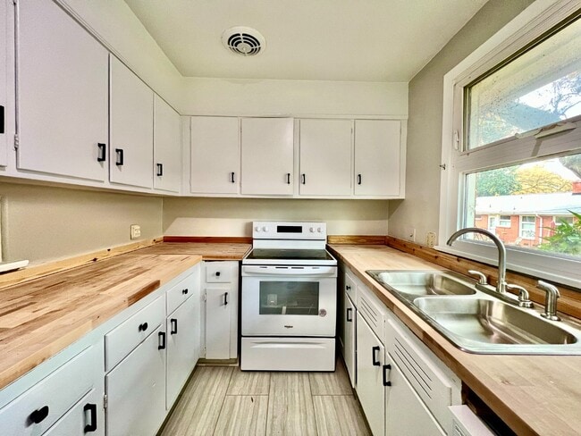 Building Photo - 3 BED CONDO IN PERFECT LOCATION!