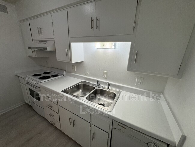 Building Photo - 1039 5th St