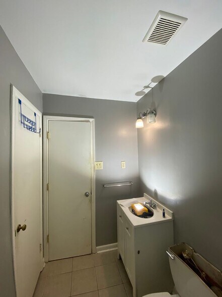 Building Photo - 923 Verdi Way