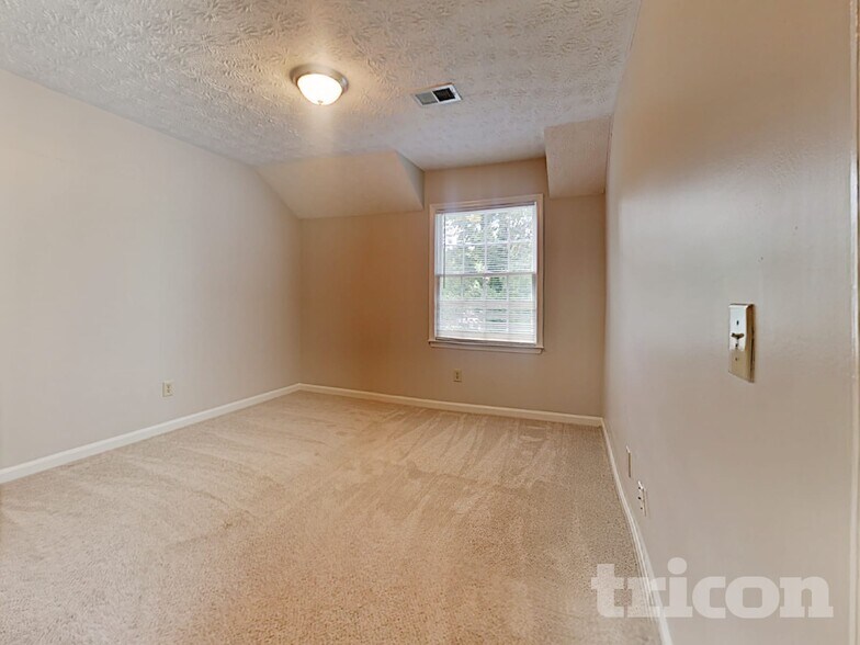 Building Photo - 1516 Maple Ridge Dr
