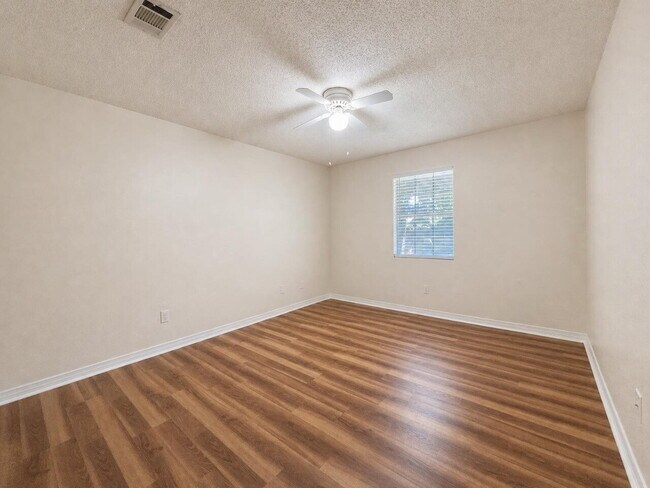 Building Photo - "Charming 2-Bedroom Townhouse with 2 Full Baths on Wellington Road!"