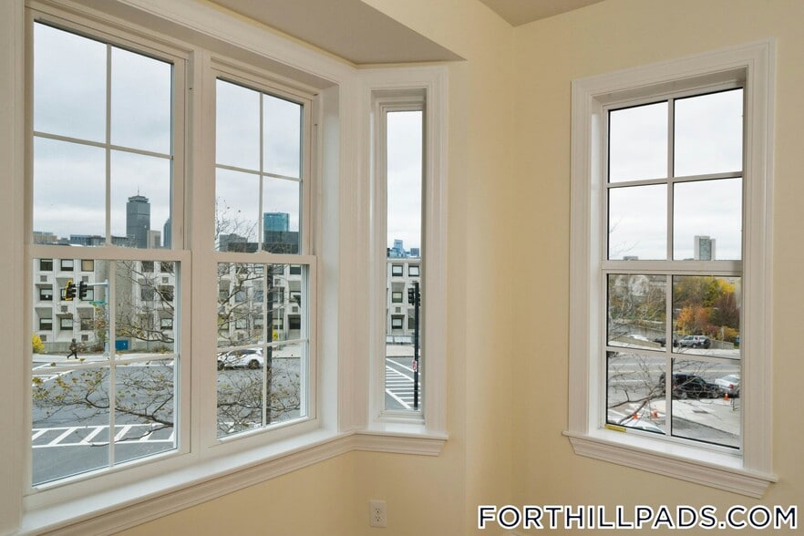 Building Photo - 128 Roxbury St