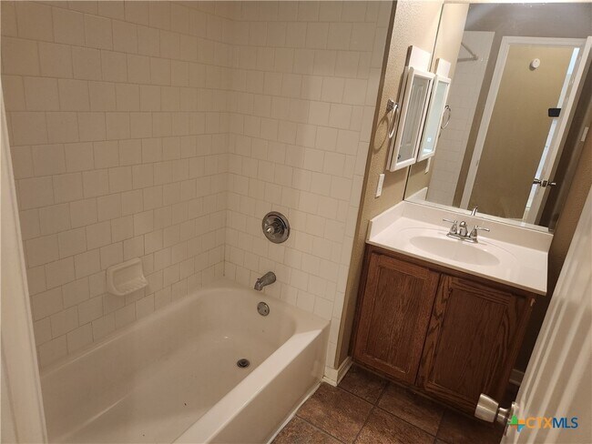 Building Photo - 2207 Bluebonnet Dr