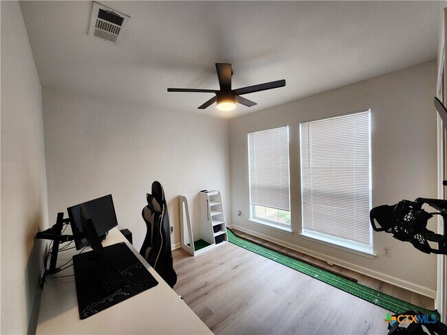 Building Photo - 1212 Neuberry Cliffe