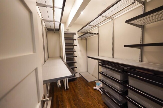 Building Photo - 3844 Longview Dr