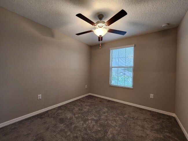 Building Photo - Gorgeous 4-Bedroom, 2.5-Bathroom Home in Riverview