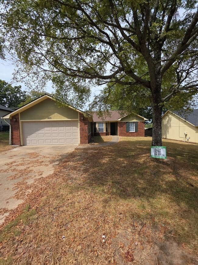 Primary Photo - 200 Heather Ln