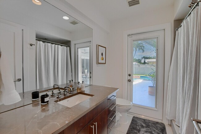 Building Photo - 1167 SW 13th Dr