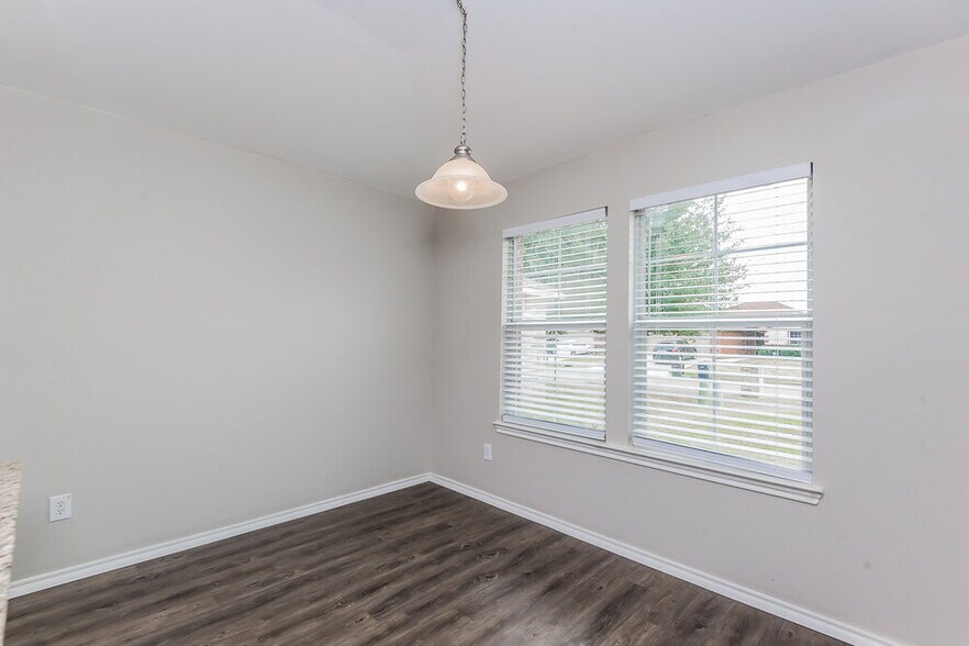 Building Photo - 3301 Royal Crest Dr