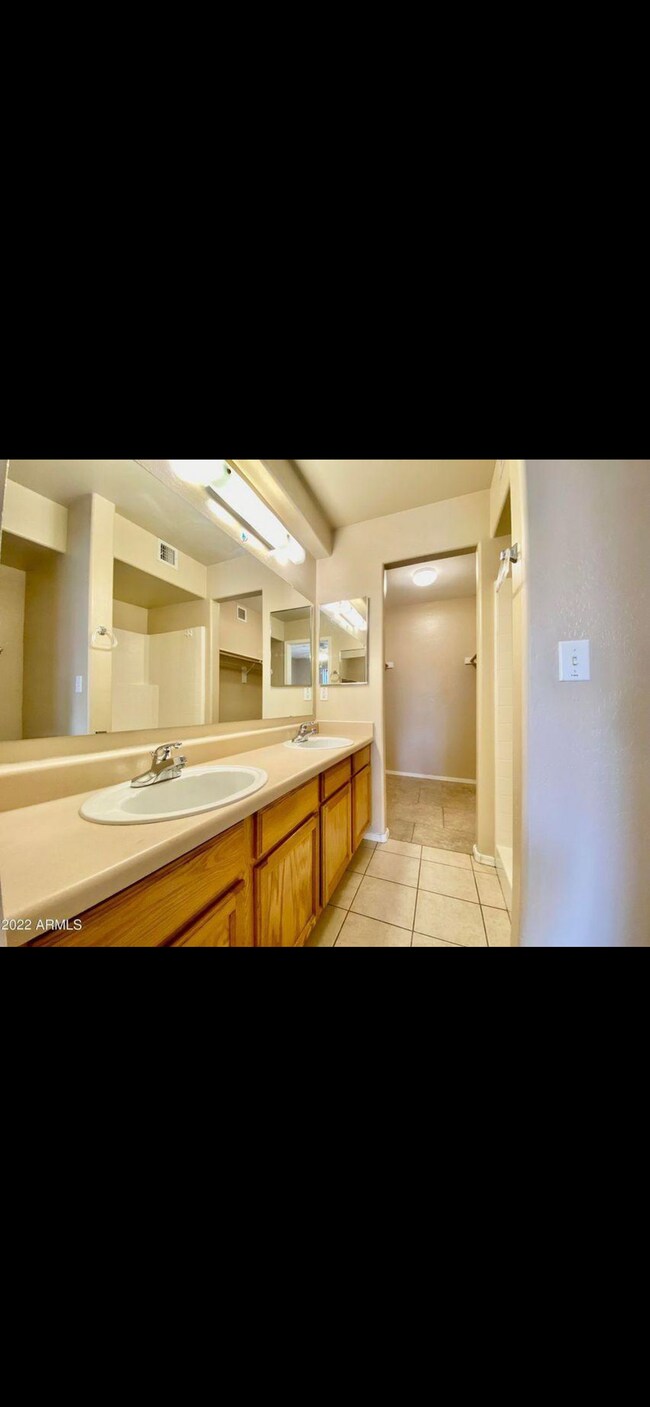 Building Photo - 3301 E Earll Dr