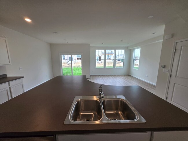 Building Photo - 5931 Hawkweed Dr