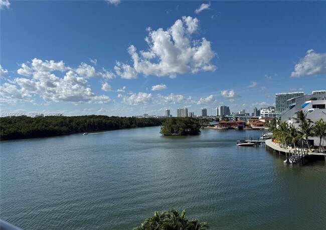 Building Photo - 400 Kings Point Dr