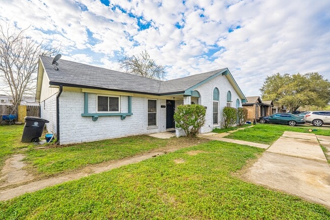 Building Photo - 8124 Beech Cove Ln